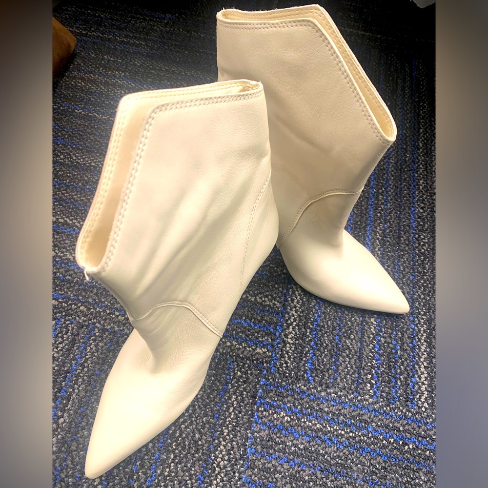 NWOT Dolce Vita white boots size 10
